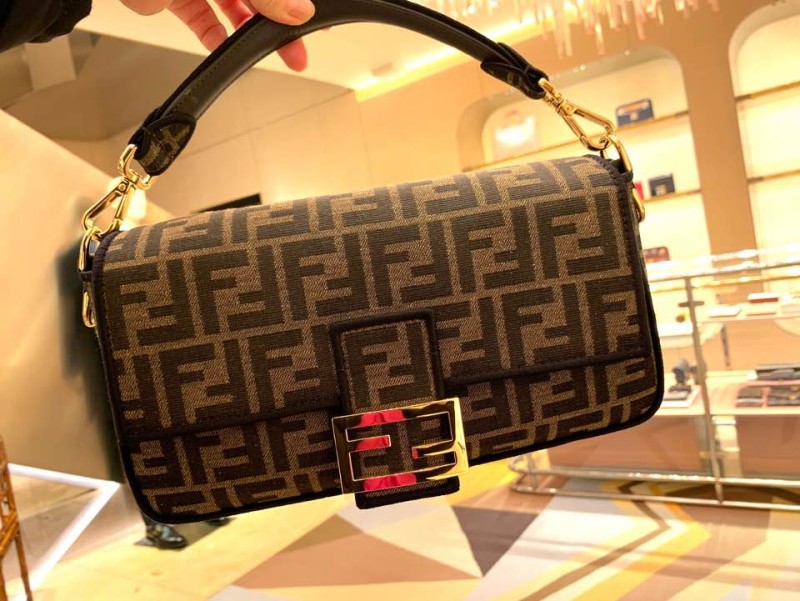 Fendi_브라운 컬러의 패브릭 백