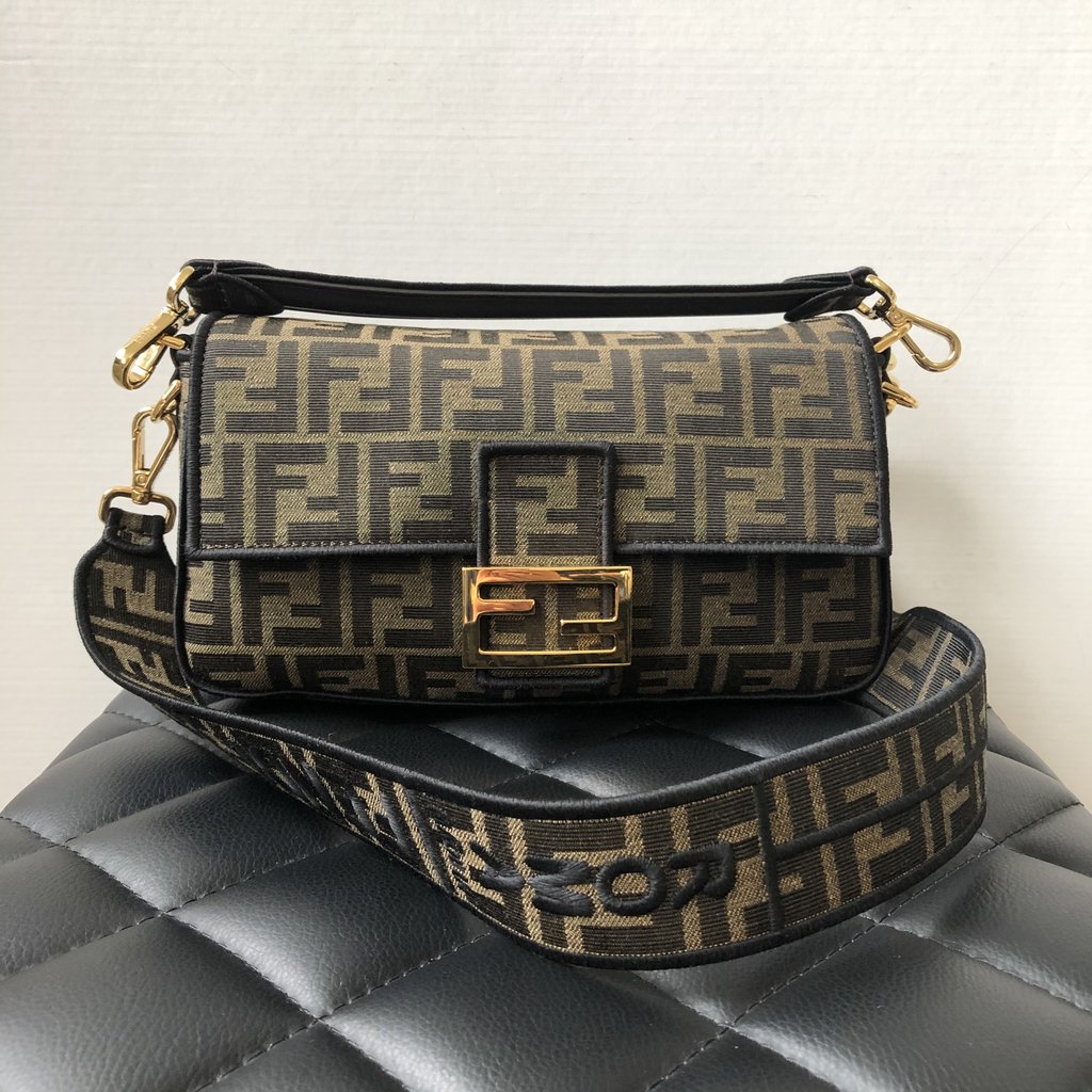 Fendi_브라운 패브릭 백 thumbnail