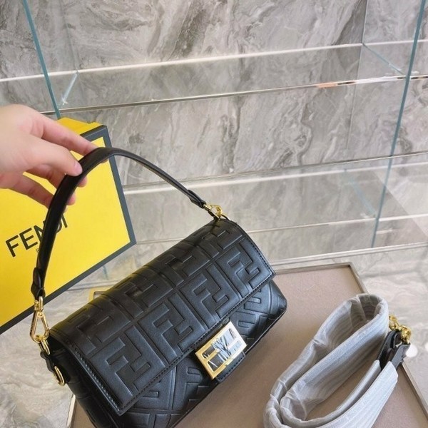 Fendi_블랙 나파 가죽 백
