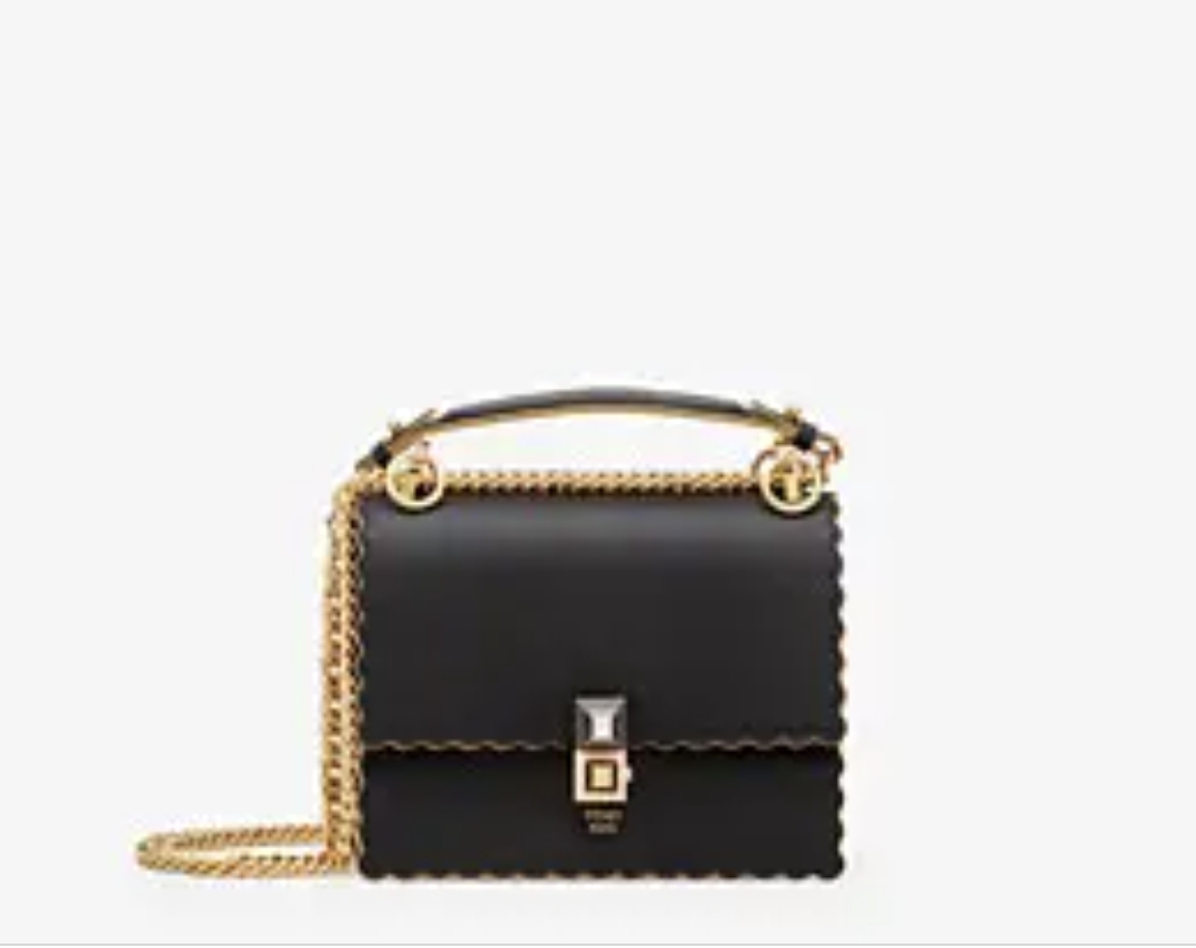 Fendi_블랙 컬러의 가죽 미니 백
