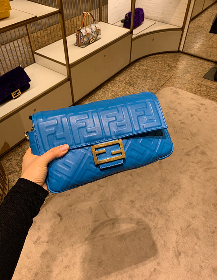 Fendi_블루 컬러의 가죽 가방 thumbnail