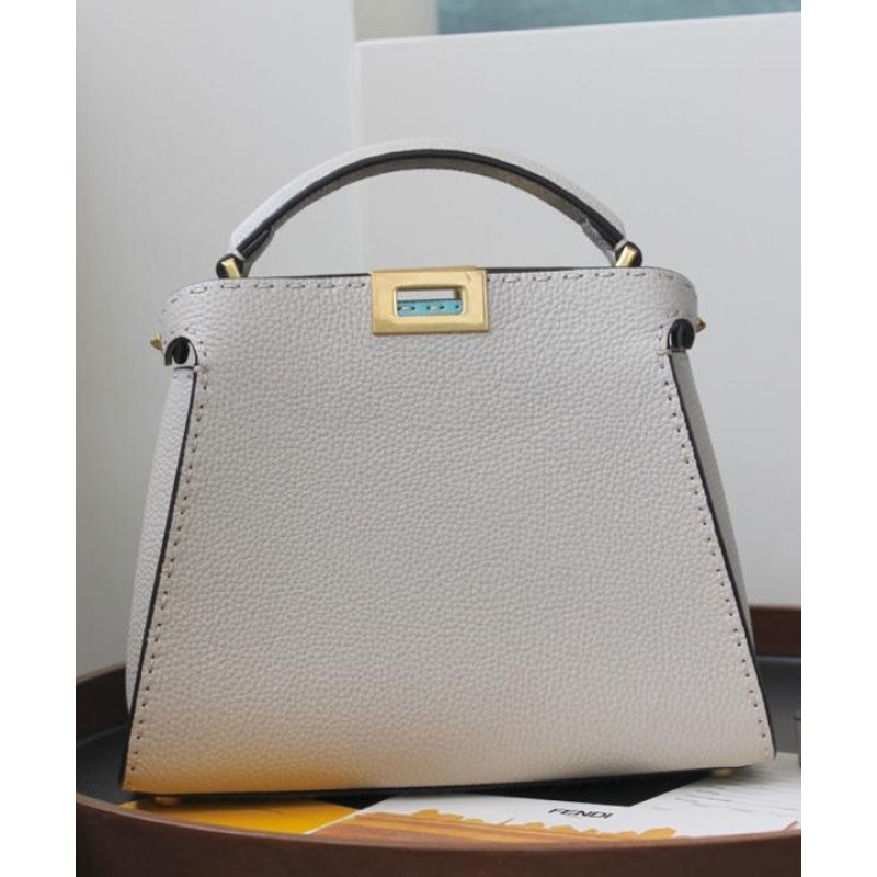 Fendi_화이트 컬러의 셀러리아 가죽 백 thumbnail
