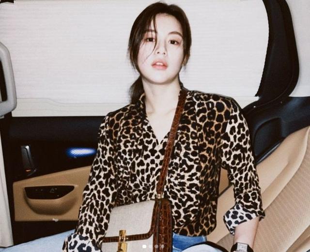 SaintLaurent_리넨 캔버스와 크로커다일 엠보스드 가죽 소재의 까레 사첼백 thumbnail