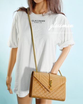 SaintLaurent_믹스 마틀라세 그랑 드 뿌드르 엠보스드 가죽 소재의 엔벨로프 미디엄 백
