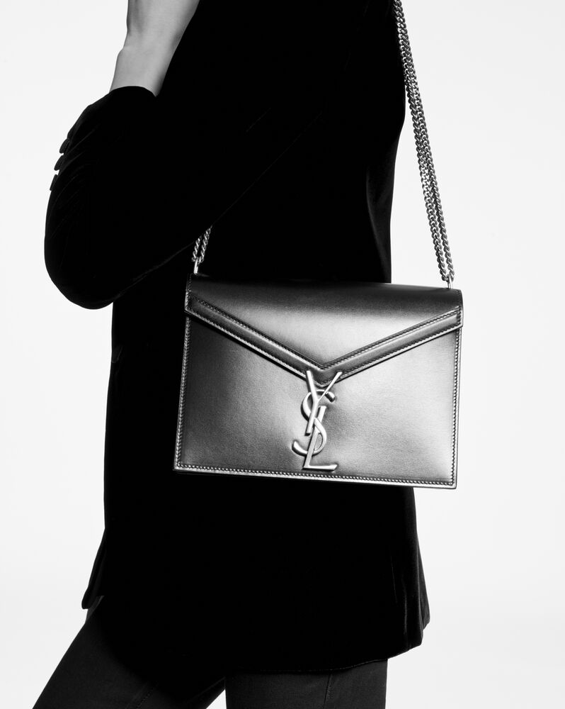 SaintLaurent_박스 생 로랑 가죽 및 스웨이드 소재의 cassandra 모노그램 클래스프 백 thumbnail