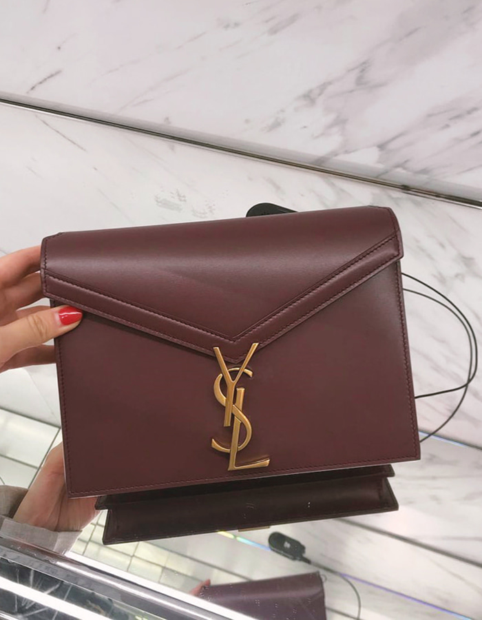 SaintLaurent_박스 생 로랑 가죽 및 스웨이드 소재의 cassandra 모노그램 클래스프 백 thumbnail