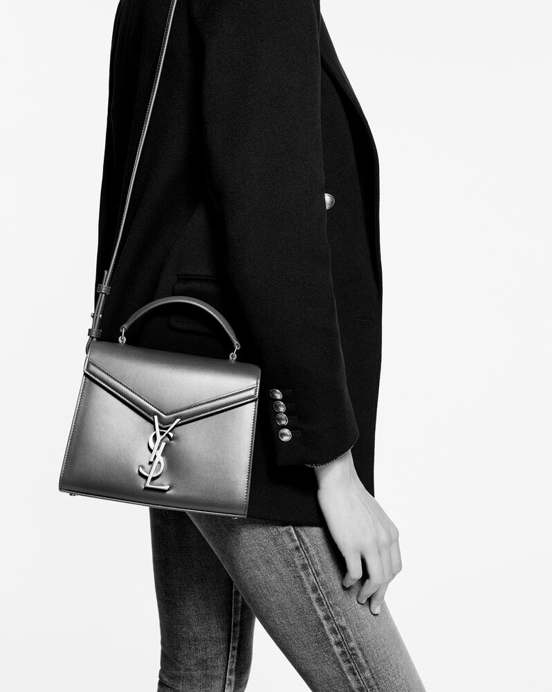 SaintLaurent_박스 생로랑 가죽 소재의 cassandra 미니 탑 핸들 백