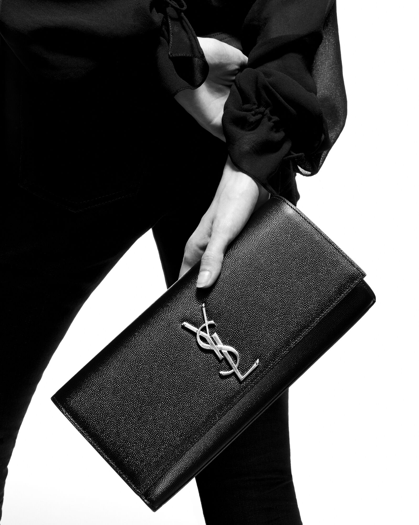 SaintLaurent_블랙 그랑 드 뿌드르 텍스처드 가죽 소재의 클래식 모노그램 생 로랑 클러치 thumbnail