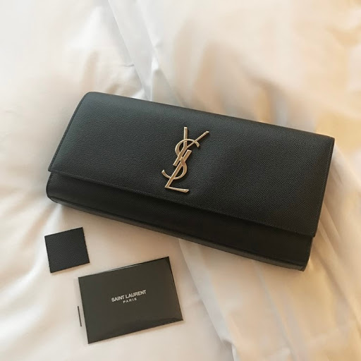 SaintLaurent_블랙 그랑 드 뿌드르 텍스처드 가죽 소재의 클래식 모노그램 생 로랑 클러치