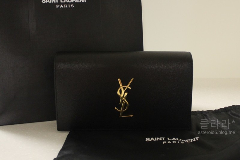 SaintLaurent_블랙 그랑 드 뿌드르 텍스처드 가죽 소재의 클래식 모노그램 생 로랑 클러치 thumbnail