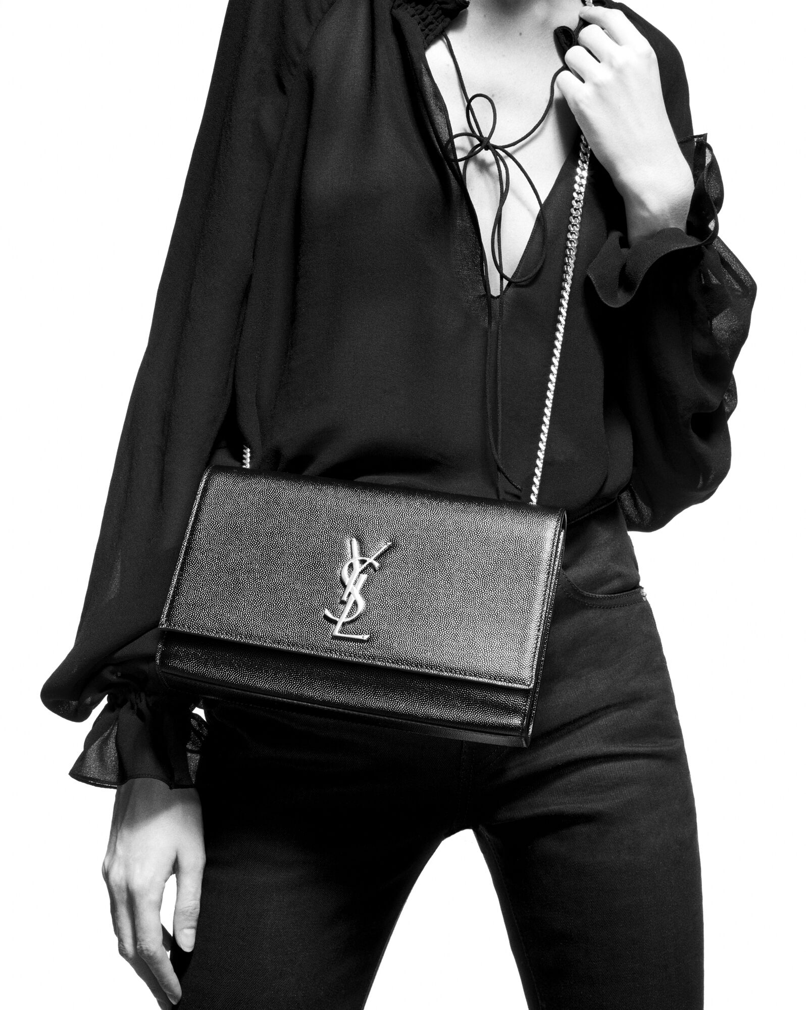 SaintLaurent_블랙 그랑 드 뿌드르 텍스처드 가죽 소재의 클래식 미디엄 모노그램 생 로랑 사첼 백 thumbnail