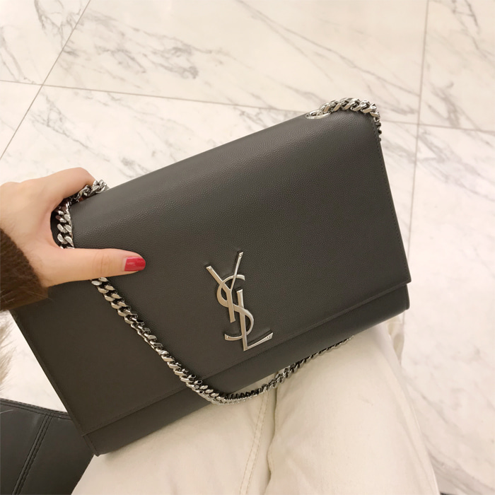 SaintLaurent_블랙 그랑 드 뿌드르 텍스처드 가죽 소재의 클래식 미디엄 케이트 사첼 백 thumbnail