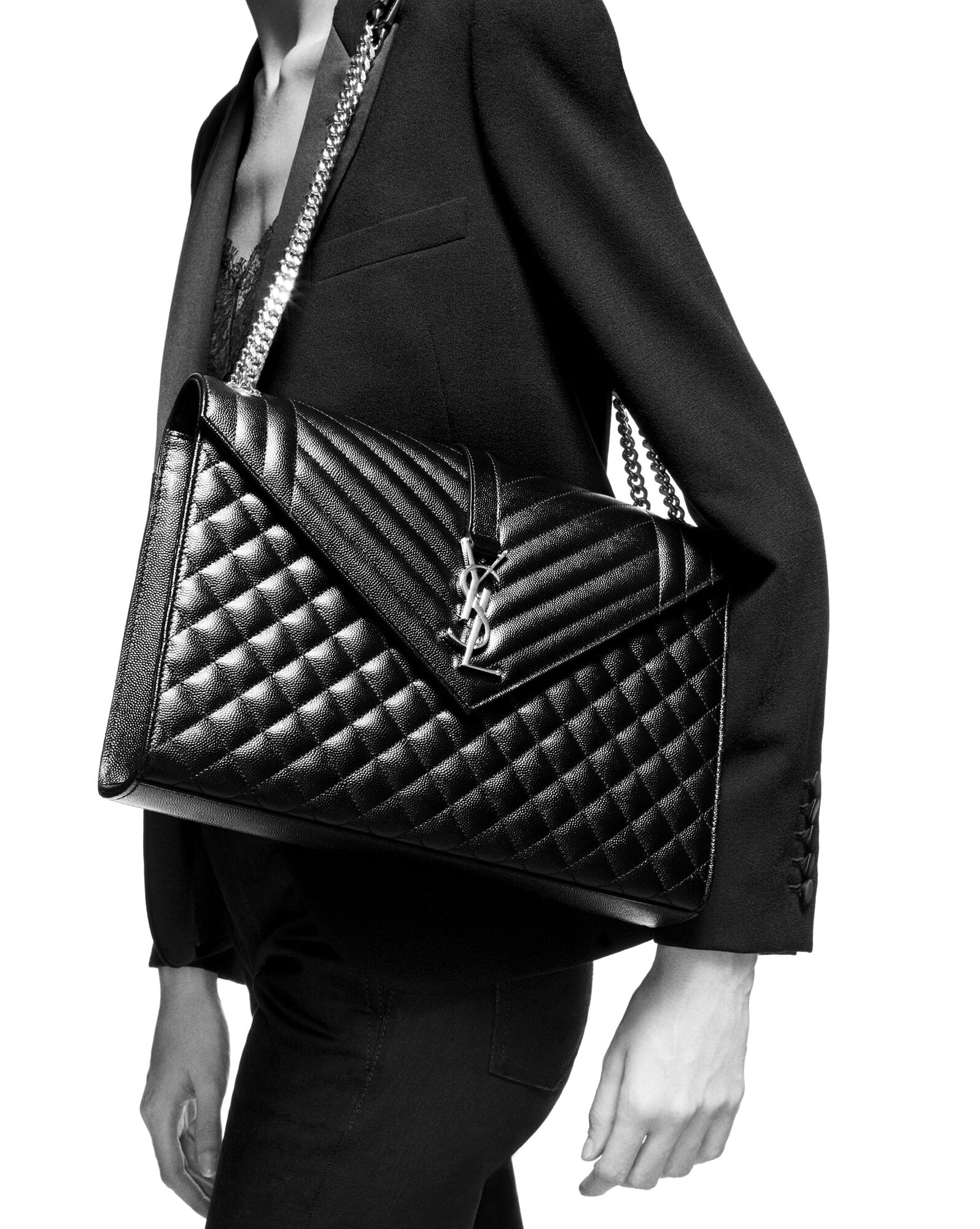 SaintLaurent_블랙 그랑 드 뿌드르 텍스처드 믹스드 마틀라세 가죽 소재의 클래식 라지 모노그램 생 로랑 사첼 백 thumbnail
