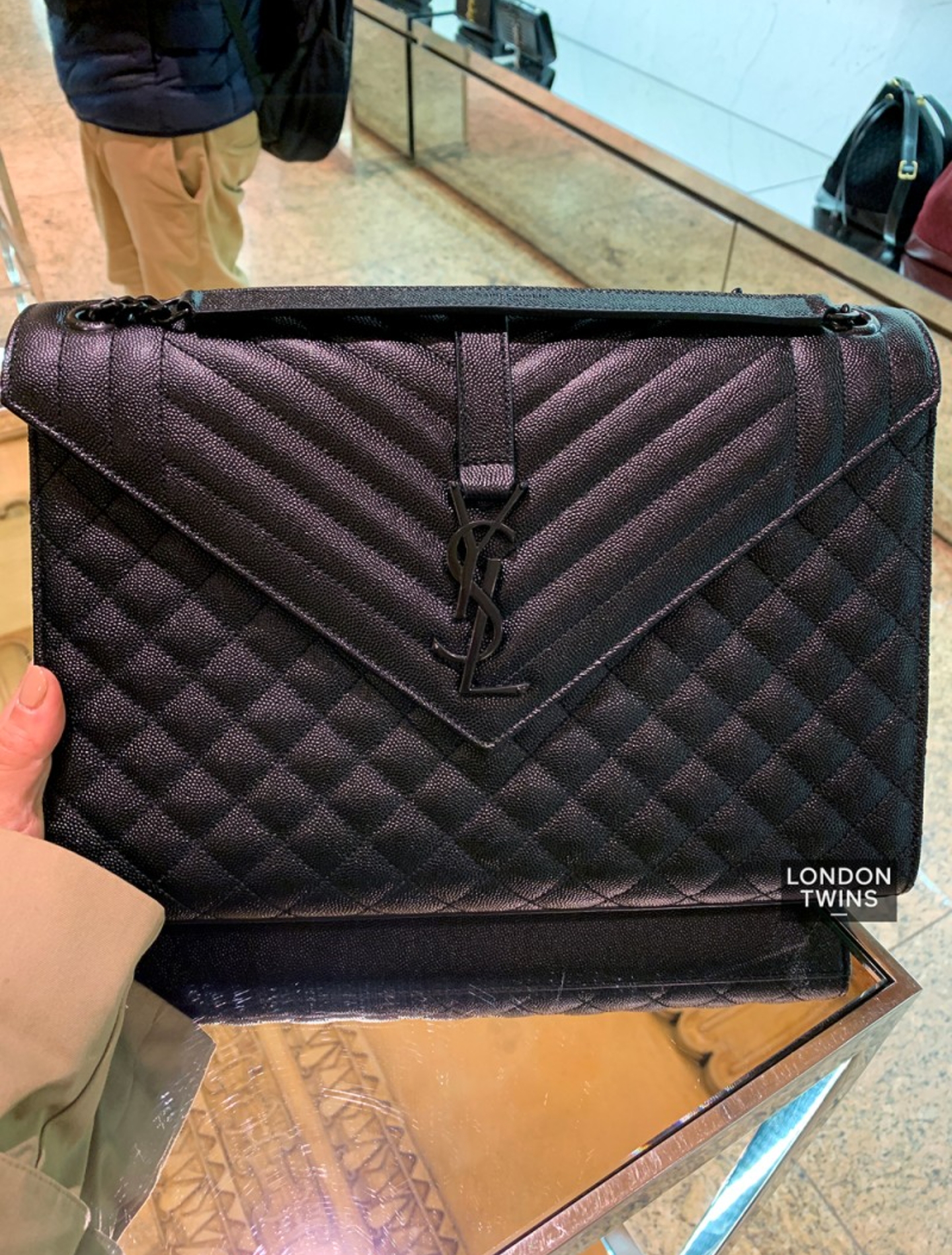 SaintLaurent_블랙 그랑 드 뿌드르 텍스처드 믹스드 마틀라세 가죽 소재의 클래식 라지 모노그램 생 로랑 사첼 백 thumbnail