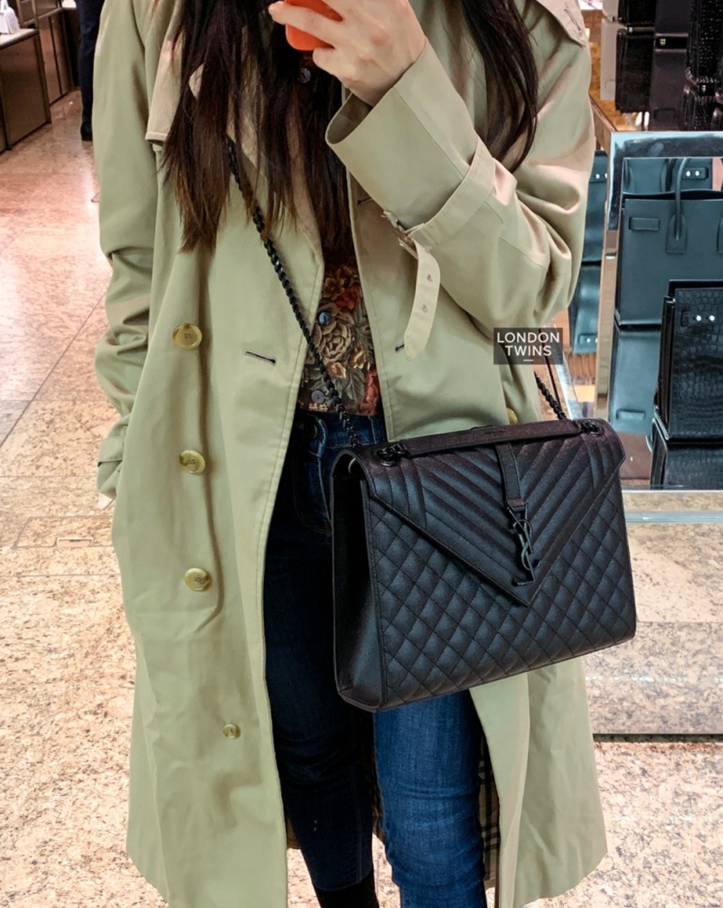 SaintLaurent_블랙 그랑 드 뿌드르 텍스처드 믹스드 마틀라세 가죽 소재의 클래식 라지 모노그램 생 로랑 사첼 백