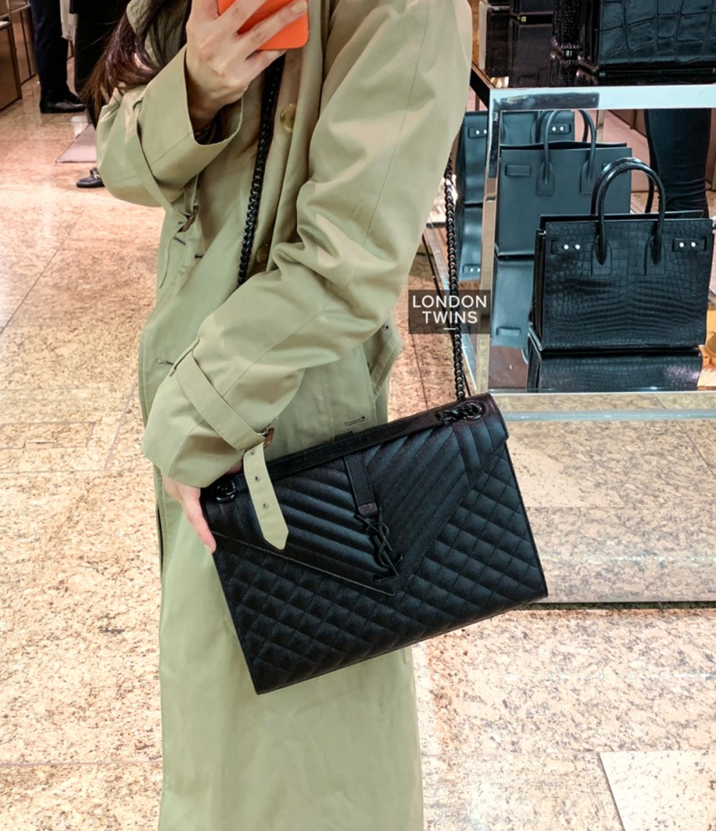 SaintLaurent_블랙 그랑 드 뿌드르 텍스처드 믹스드 마틀라세 가죽 소재의 클래식 라지 모노그램 생 로랑 사첼 백