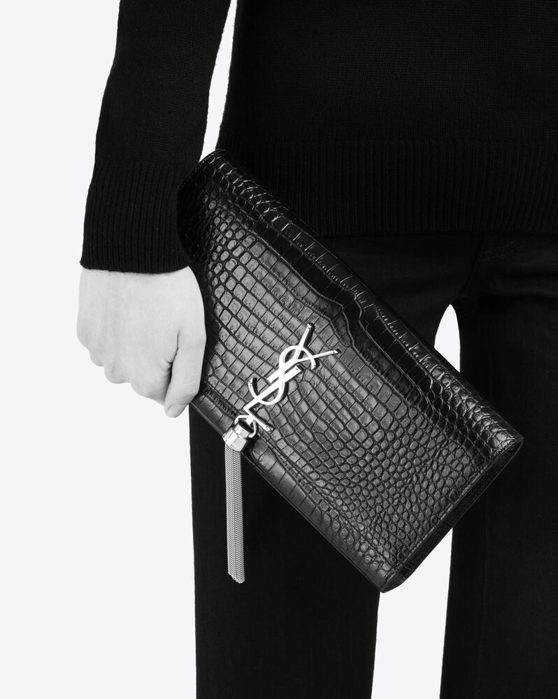 SaintLaurent_블랙 크로커다일 무늬가 새겨진 가죽 소재의 클래식 모노그램 생 로랑 테슬 클러치 thumbnail