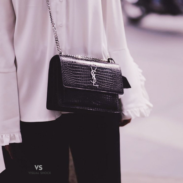 SaintLaurent_블랙 크로커다일 무늬가 양각으로 새겨진 샤이니 가죽 소재의 미디엄 선셋 백