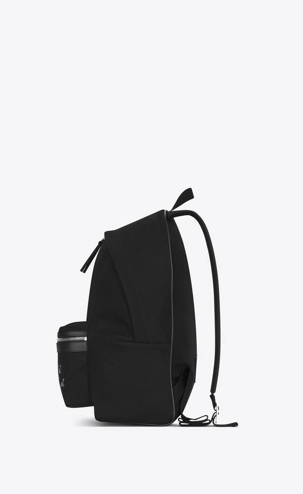 SaintLaurent_생 로랑 시그니처 자수 디테일과 블랙 캔버스 소재의 시티 백팩
