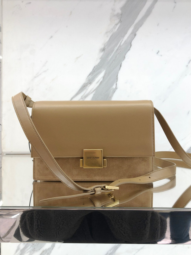 SaintLaurent_스무스 가죽과 스웨이드 소재의 벨샤스 생로랑 미디엄백 thumbnail