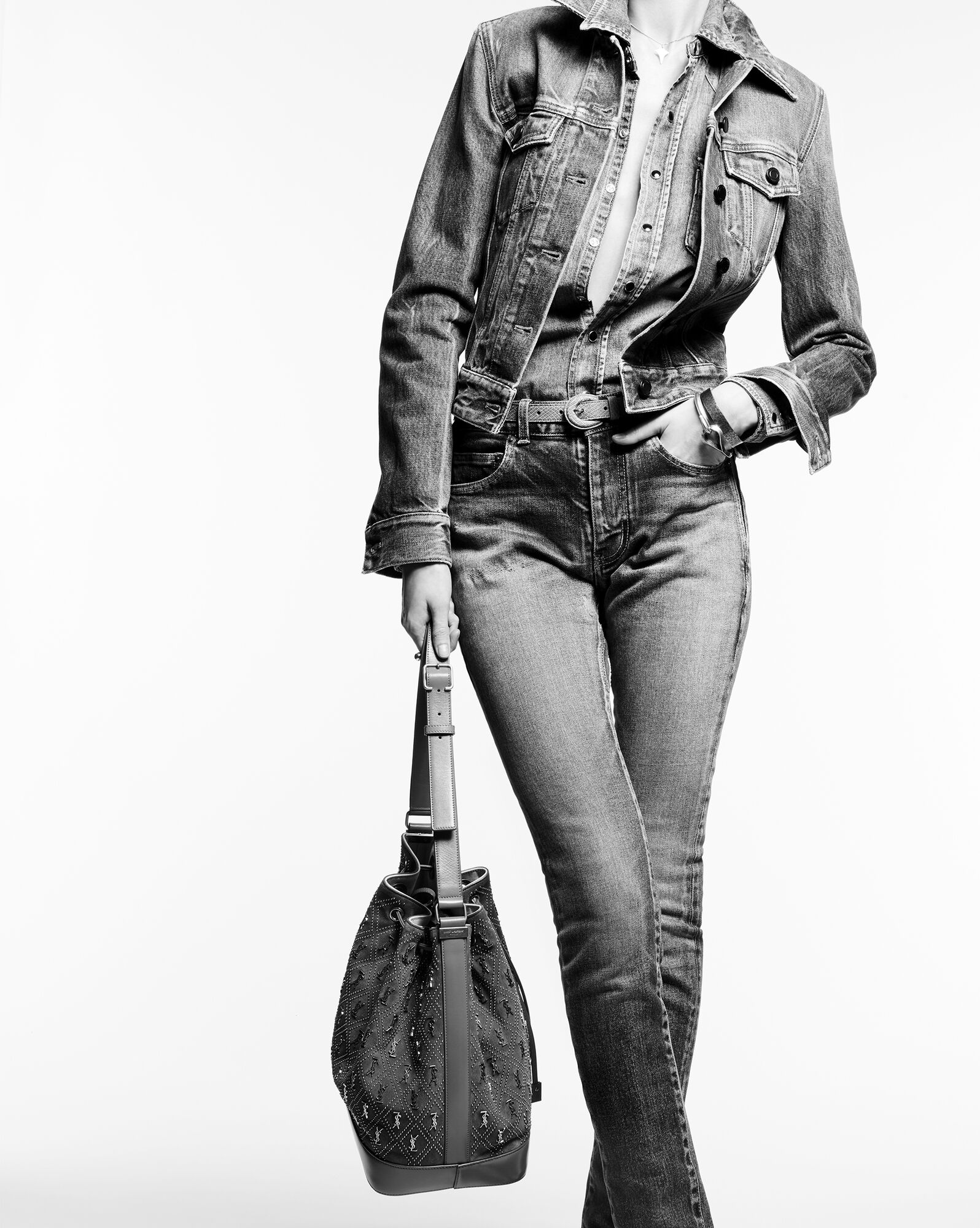 SaintLaurent_스터드 장식 스웨이드 소재의 le monogramme all over 버킷백