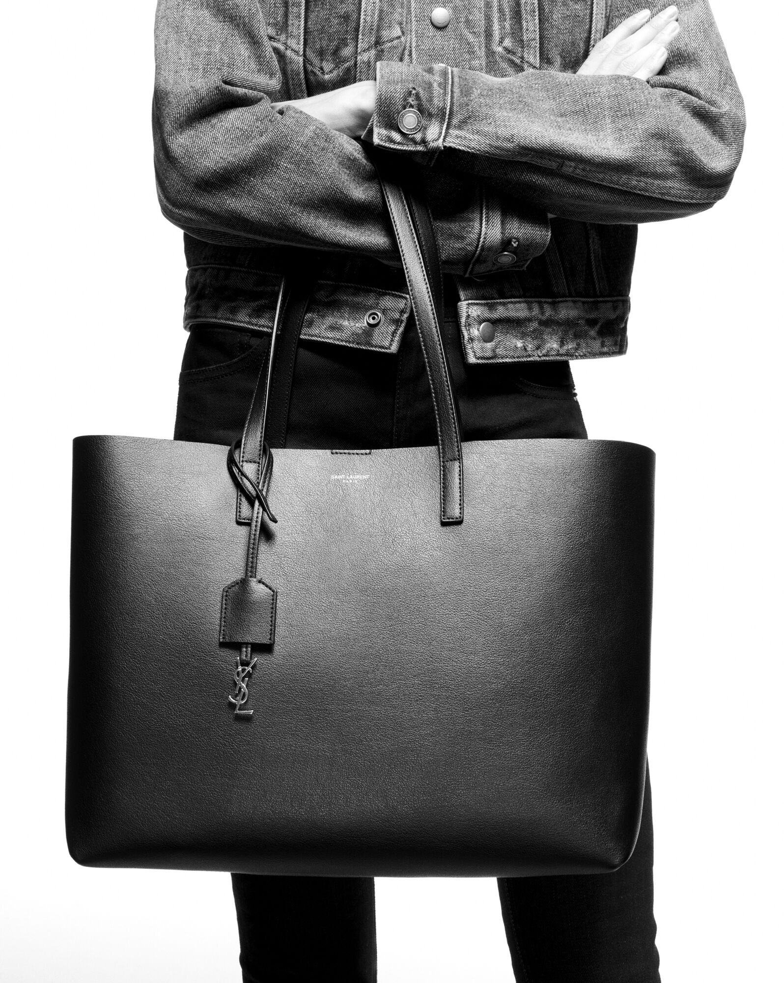 SaintLaurent_유연한 가죽 소재의 생 로랑 e w 쇼퍼백