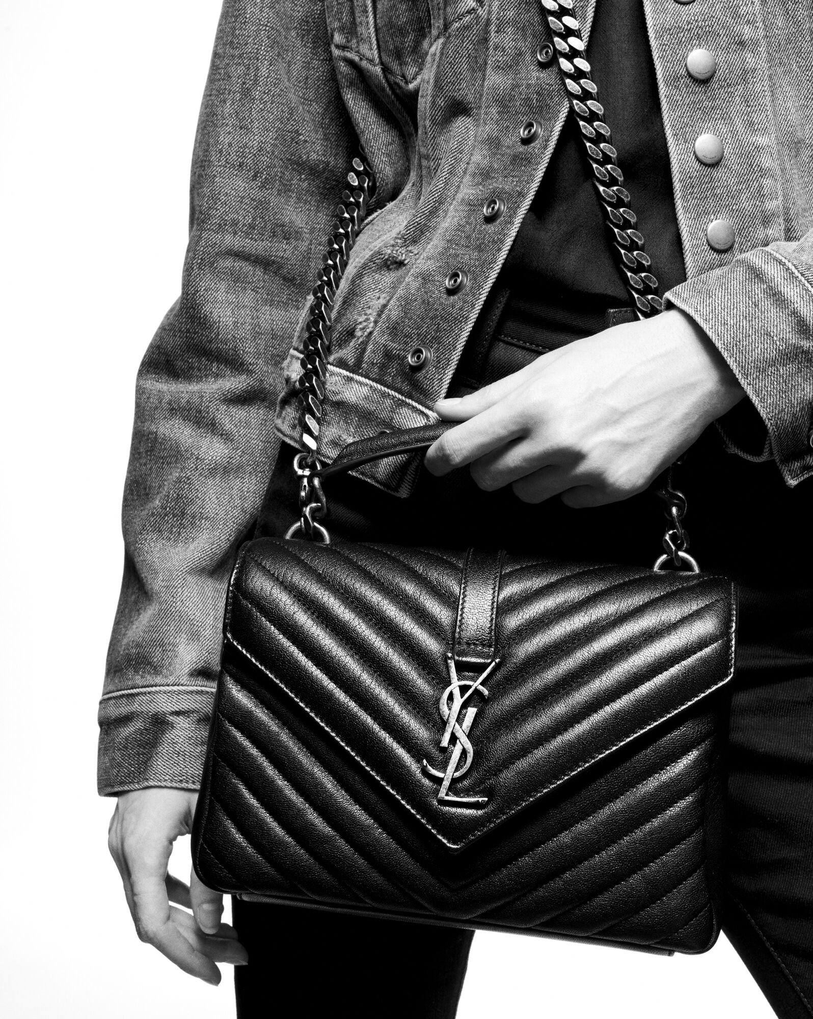 SaintLaurent_퀼트 처리된 매트 크링클드 가죽 소재의 컬리지 미디엄백 thumbnail