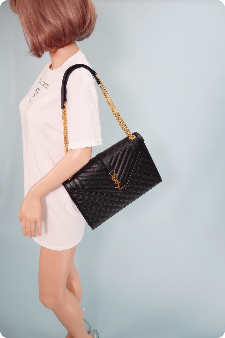SaintLaurent_퀼티드 텍스처드 블랙 가죽 소재의 라지 앙브로프 백 thumbnail