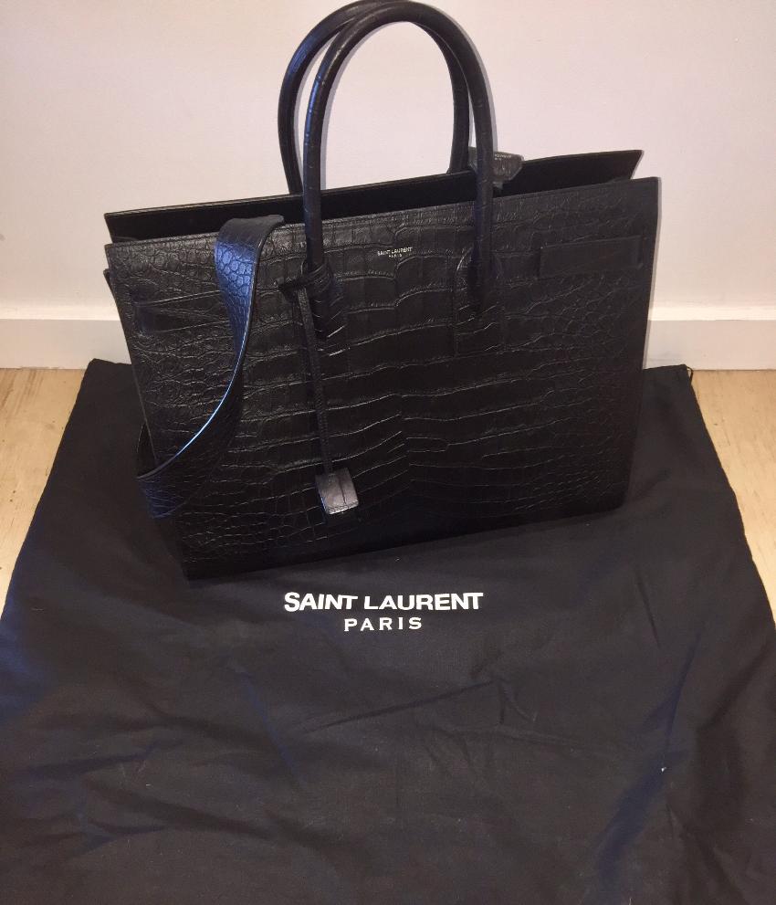SaintLaurent_크로커다일 무늬가 새겨진 블랙 가죽 소재의 라지 삭 드 주르 캐리 올 백 thumbnail