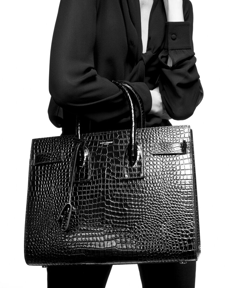 SaintLaurent_크로커다일 무늬가 새겨진 블랙 가죽 소재의 클래식 스몰 삭 드 주르 백