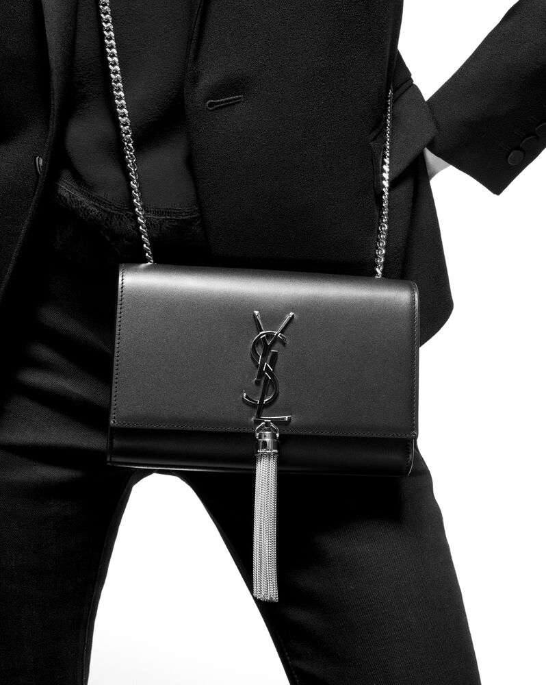 SaintLaurent_크로커다일 무늬가 새겨진 샤이니 블랙 가죽 소재의 스몰 케이트 체인 태슬 백