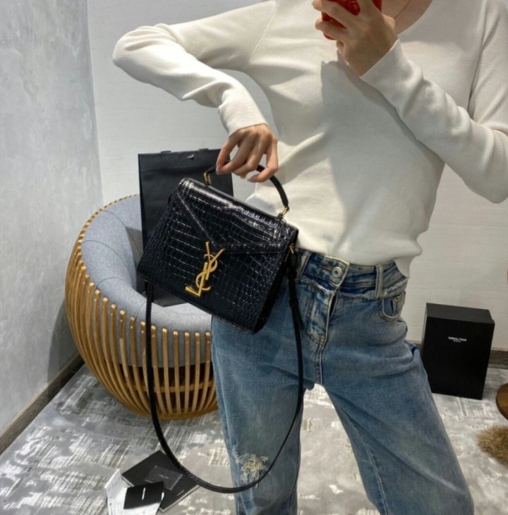 SaintLaurent_크로커다일 엠보스드 페이턴트 가죽 소재의 카산드라 미디엄 탑 핸들 백 thumbnail