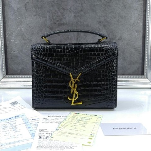 SaintLaurent_크로커다일 엠보스드 페이턴트 가죽 소재의 카산드라 미디엄 탑 핸들 백