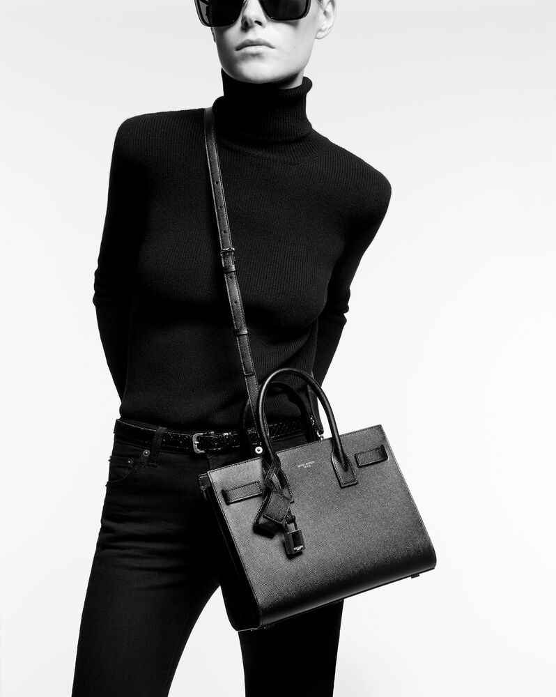 SaintLaurent_포그 그레인드 가죽 소재의 클래식 스몰 삭 드 주르 백