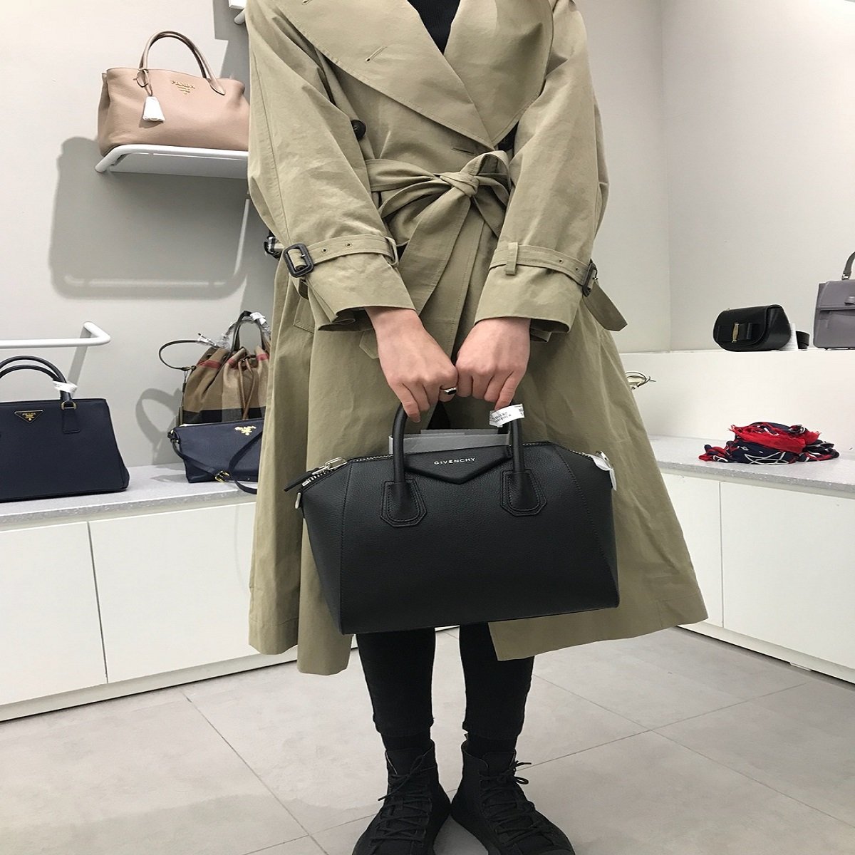 지방시_안티고나 백 둘러보기 thumbnail
