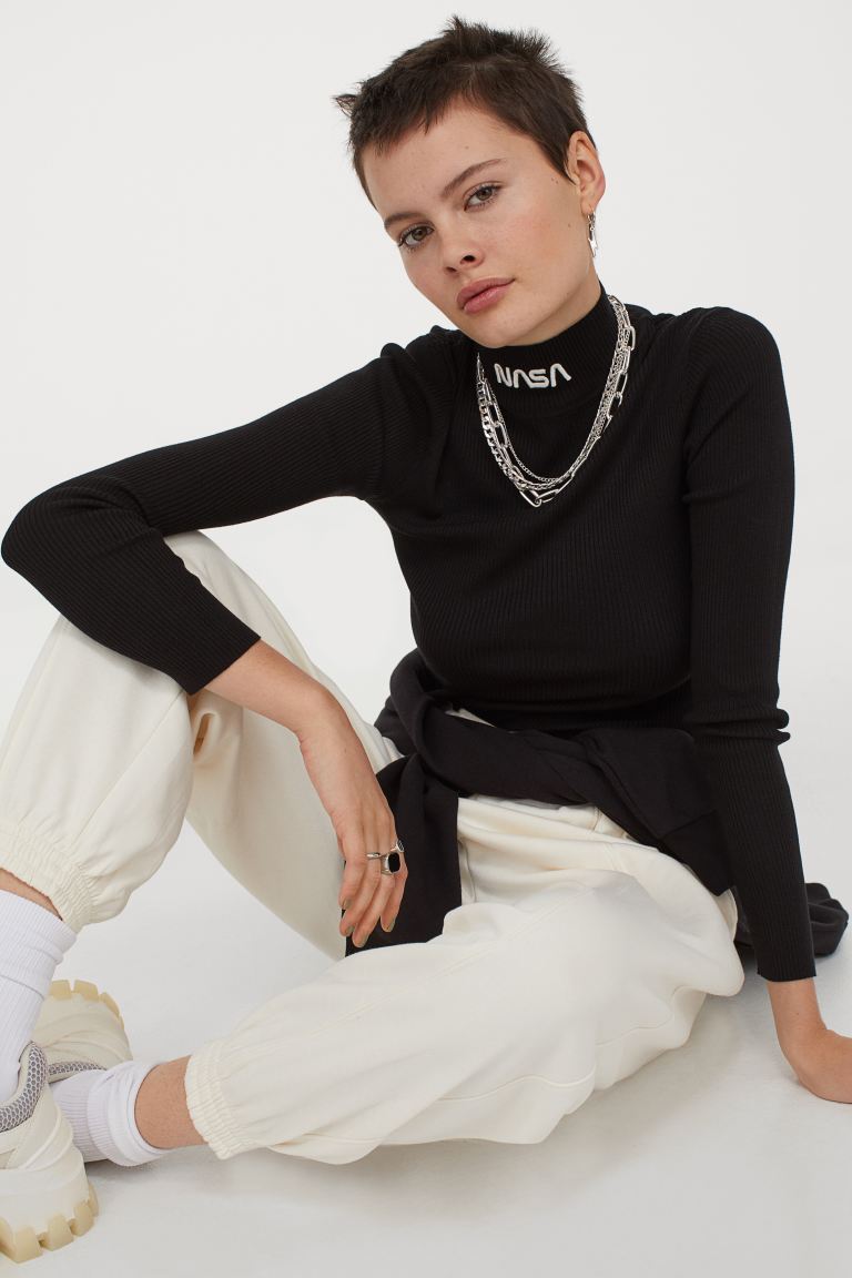 H&M_피티드 터틀넥 스웨터 블랙 nasa